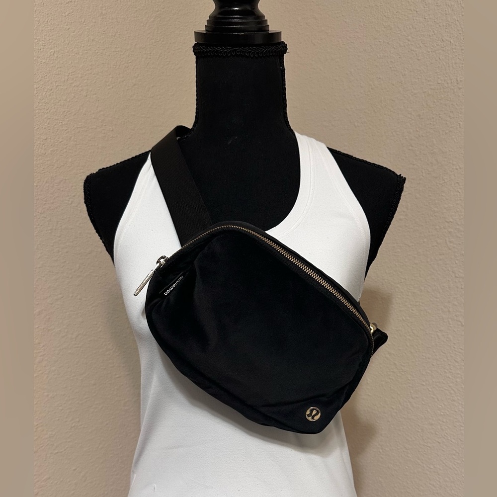 Lululemon Everywhere Belt Bag Velour Black